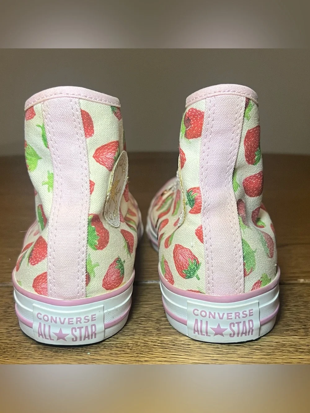 Converse Chuck Taylor All Star Strawberry Print Sneakers Women’s 7 Pink Canvas
